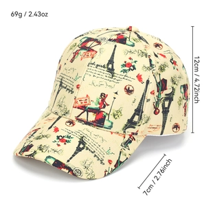 Dettaglio del cappello beige con stampa vintage e misure precise delle dimensioni del prodotto