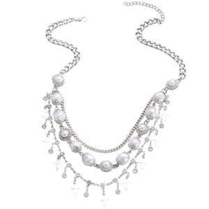 Elegante collana di perle a più strati con catena argento e pendenti a croce