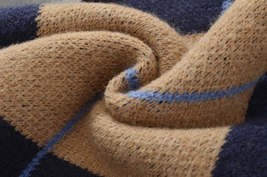 Makroaufnahme der Rauten-Strickstruktur mit Details aus braunem und blauem Garn