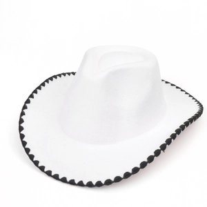 Détail d'un chapeau de cow-boy en laine blanche avec bordure festonnée noire décorative