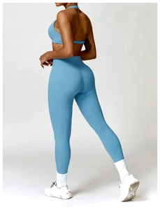 Détail du legging de yoga taille haute et du soutien-gorge de sport en tissu bleu gris