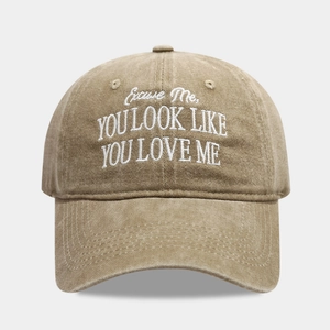 Gros plan de la casquette de baseball rétro en coton kaki délavé avec broderie blanche