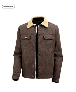 Detail der kaffeebraunen Wildlederjacke mit weißem Lammwollkragen und Metallknöpfen