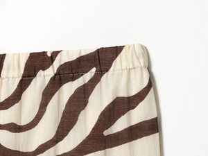 Détail de la taille élastique du pantalon à imprimé zèbre beige et marron avec texture