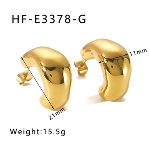 Irregular C-shaped gold-plated hoop earrings detail with 21mm height and weight specs