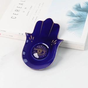 Detail der dunkelblauen Hamsa-Hand Keramik-Schale mit goldenem Auge und vergoldetem Rand