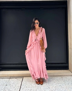 Details des rosa Chiffonkleids mit Rüschen-V-Ausschnitt und gestuftem Quastendesign