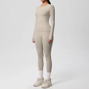 Dettaglio del set da yoga beige con maglia a maniche lunghe e leggings a vita alta