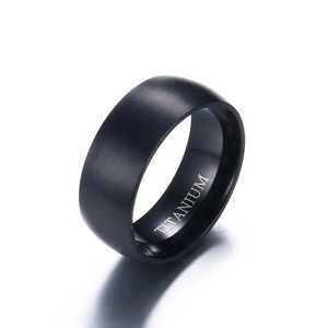 Schwarzer Titanring für Herren mit gebürsteter Oberfläche und Innengravur