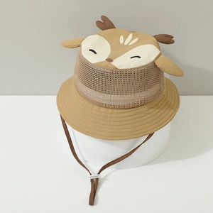 Détail d'un chapeau de soleil bébé avec oreilles de girafe et mentonnière réglable