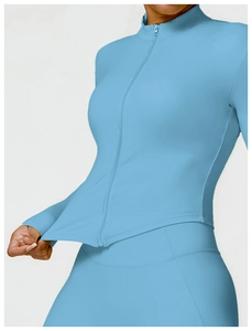 Detail der hochelastischen hellblauen Yoga-Jacke mit Reißverschluss aus Funktionsstoff