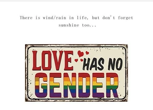 Dettaglio di targa in metallo vintage con testo arcobaleno Love Has No Gender e ruggine