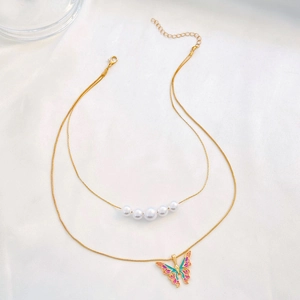 Collana a doppio strato dorata con perle bianche e ciondolo a farfalla colorata