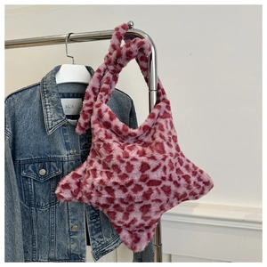 Sac fourre-tout étoile en fausse fourrure rose à motif léopard rouge sur un cintre