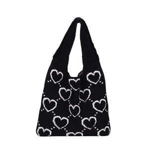 Sac fourre-tout tendance en maille noire avec motifs de cœurs blancs et anse décontractée