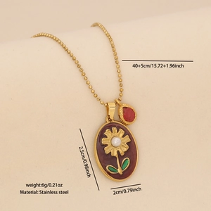Vue détaillée du collier vintage doré avec goutte rouge et pendentifs en perles