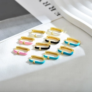 Vue détaillée de boucles d'oreilles dorées rectangulaires avec émail coloré et zircon