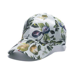 Dettaglio cappello in raso con stampa realistica di pere e motivi floreali