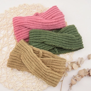 Dettagli della trama a maglia e design a treccia di fasce invernali in tre colori