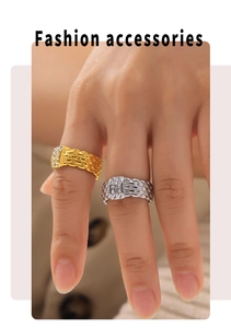 Primer plano del anillo de titanio bañado en oro de 18K con textura tejida y circonitas pavé