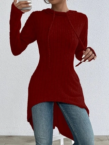 Détail d'un sweat à capuche bordeaux en maille côtelée avec ourlet asymétrique