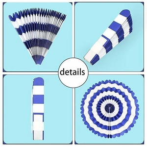 Détail de décorations en éventail en papier à rayures bleues et blanches pliées et dépliées