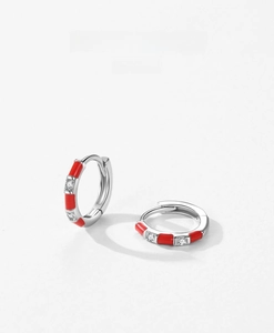 Détail de créoles en argent sterling S925 avec émail rouge et oxydes de zirconium