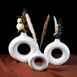 Set di tre vasi a ciambella nordici in ceramica bianca opaca per arredamento moderno