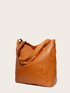 Vue détaillée du sac cabas en cuir souple marron orangé avec large bandoulière