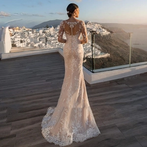 Robe de mariée sirène en dentelle à manches longues avec boutons au dos au coucher du soleil
