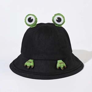 Détail du chapeau bob en toile noire style grenouille avec yeux 3D et broderie Good