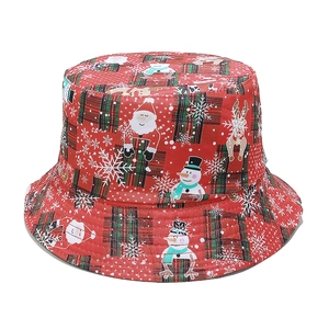 Chapeau de pêcheur de Noël rouge avec motifs festifs de bonhommes de neige et de flocons