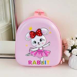 Gros plan détaillé d'un sac à dos rigide rose pour enfants avec motif de lapin danseuse