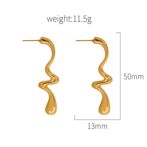 Boucles d'oreilles géométriques dorées irrégulières avec texture métallique ondulée