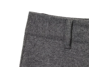 Gros plan sur la texture du tissu en tweed gris foncé et coutures de la ceinture