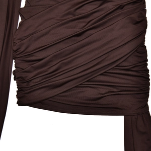 Detailaufnahme des dunkelbraunen Raffstoffes am sexy figurbetonten Kleid