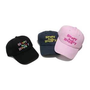 Casquettes de baseball en coton rose et bleu avec broderie Sleepy And Hungry et design chic