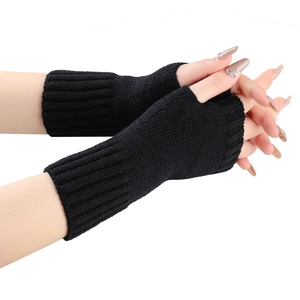 Vista detallada de guantes de punto negro sin dedos que muestran la textura del hilo