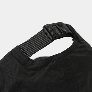 Detail der verstellbaren Schnalle und des Bandes am schwarzen Outdoor-Sonnenschutzhut