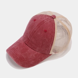 Vista detallada de la tela lavada y la malla en esta gorra de béisbol roja