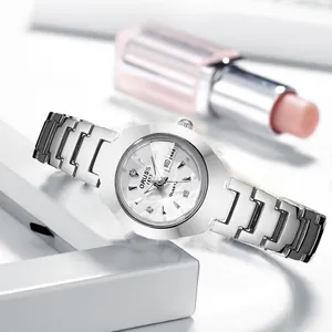 Détail d'une montre à quartz argentée avec index diamants et guichet de date chic