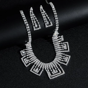 Parure de bijoux de mariée argentée avec collier et boucles d'oreilles en cristaux carrés
