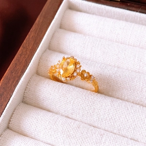 Vintage-Ring aus Gold mit ovalem gelbem Zirkon und floralen Gravuren im Retro-Stil