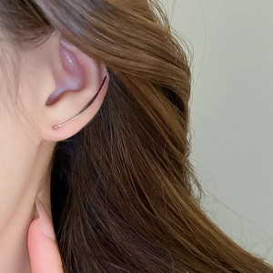 Nahaufnahme einer minimalistischen silbernen Ohrmuschel mit elegantem, modernen Ohrbügel Design