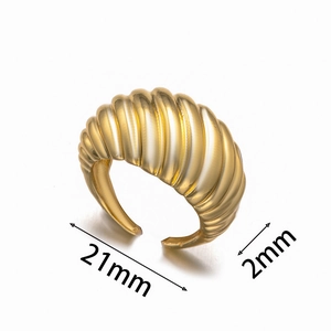 Polished gold-plated croissant ring with dimensions 21mm width and 2mm band