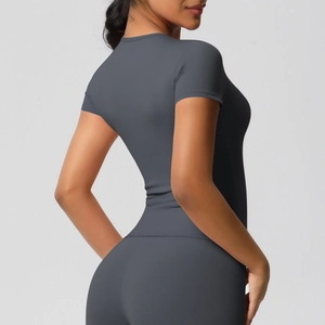Vue latérale arrière montrant le tissu haute élasticité du t-shirt de sport moulant