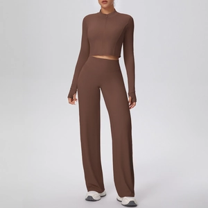 Détail des poignets à passe-pouce sur une veste zippée marron foncé et pantalon taille haute