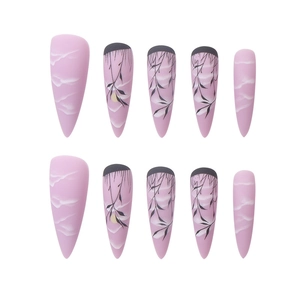 Unghie finte stiletto viola con motivi di foglie nere e disegni di nuvole sfumate