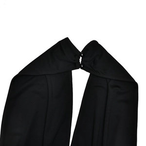 Détail du col licou sexy avec double fermeture à boutons sur la robe noire dos nu