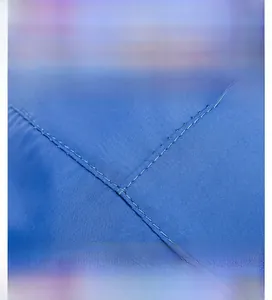 Detailansicht der präzisen Nähte und der strapazierfähigen Köperstruktur des blauen Sonnenhutes